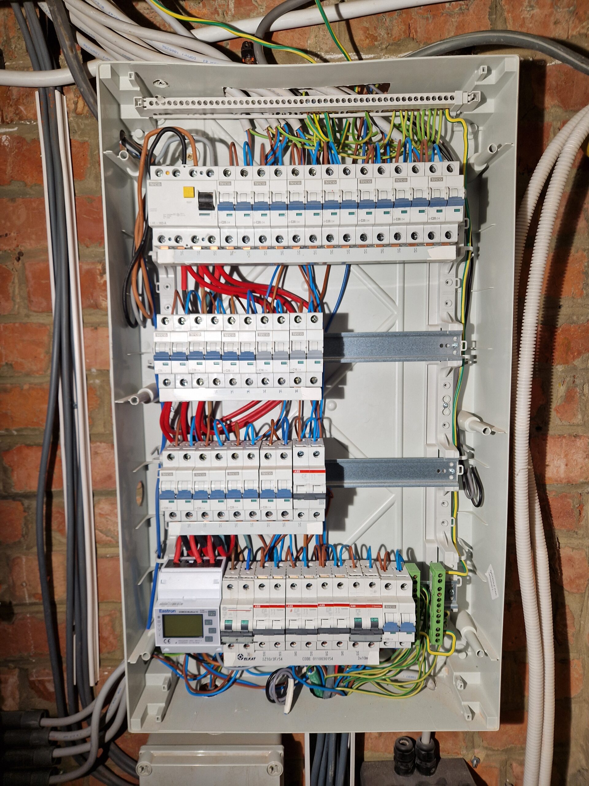 Tableau électrique ouvert